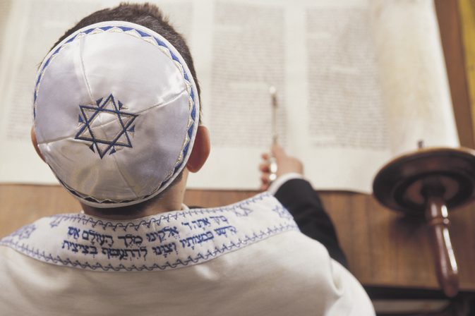 Vad är den traditionella klädfärgen för en Bar Mitzvah?