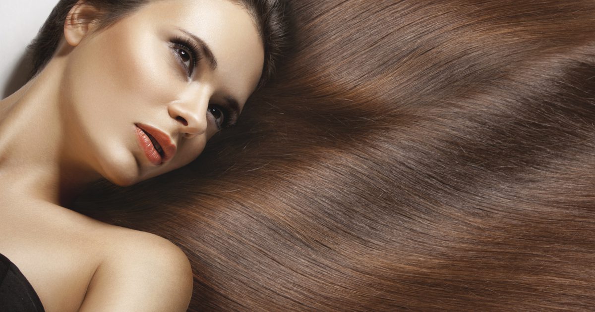 Co dělat pro suché, nadměrně zpracované vlasy