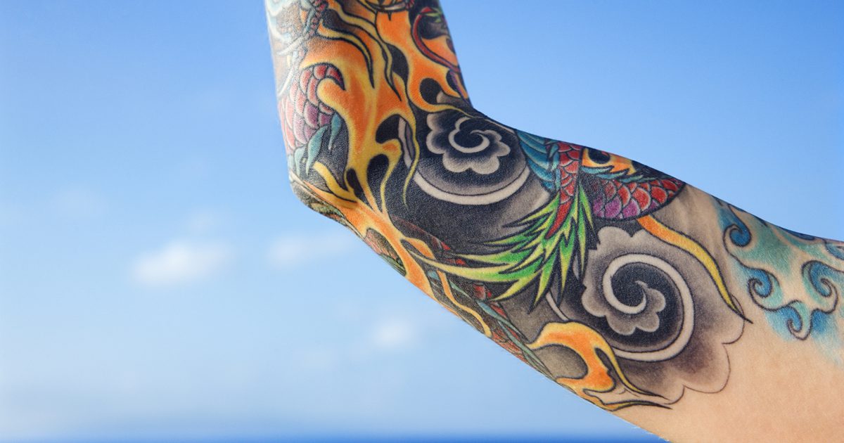Varför kommer bläck ut ur en tatuering?