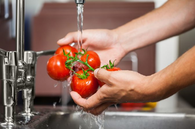 4 طرق لغسل الخضروات الطازجة بشكل صحيح