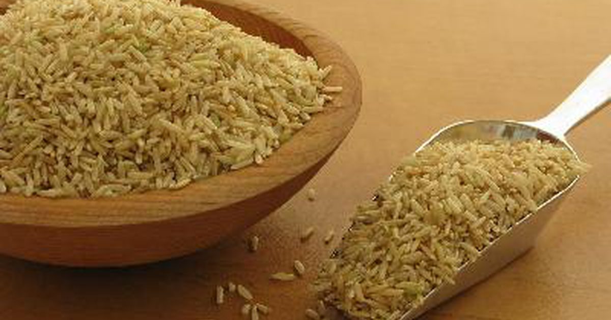 Рис и бурый рис разница. Бурый рис. Неочищенный рис. Коричневый рис. Коричневый рис цельного зерна.