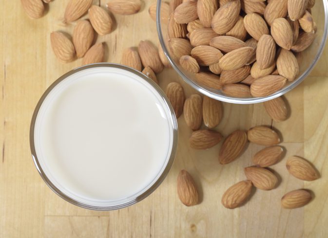 Amandelmelk versus afgeroomde melk voor gewichtsverlies