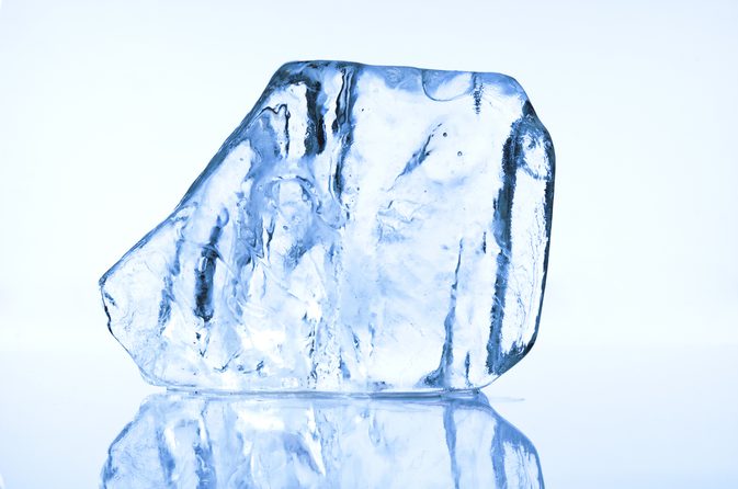 Een verklaring van natriumacetaat en heet ijs