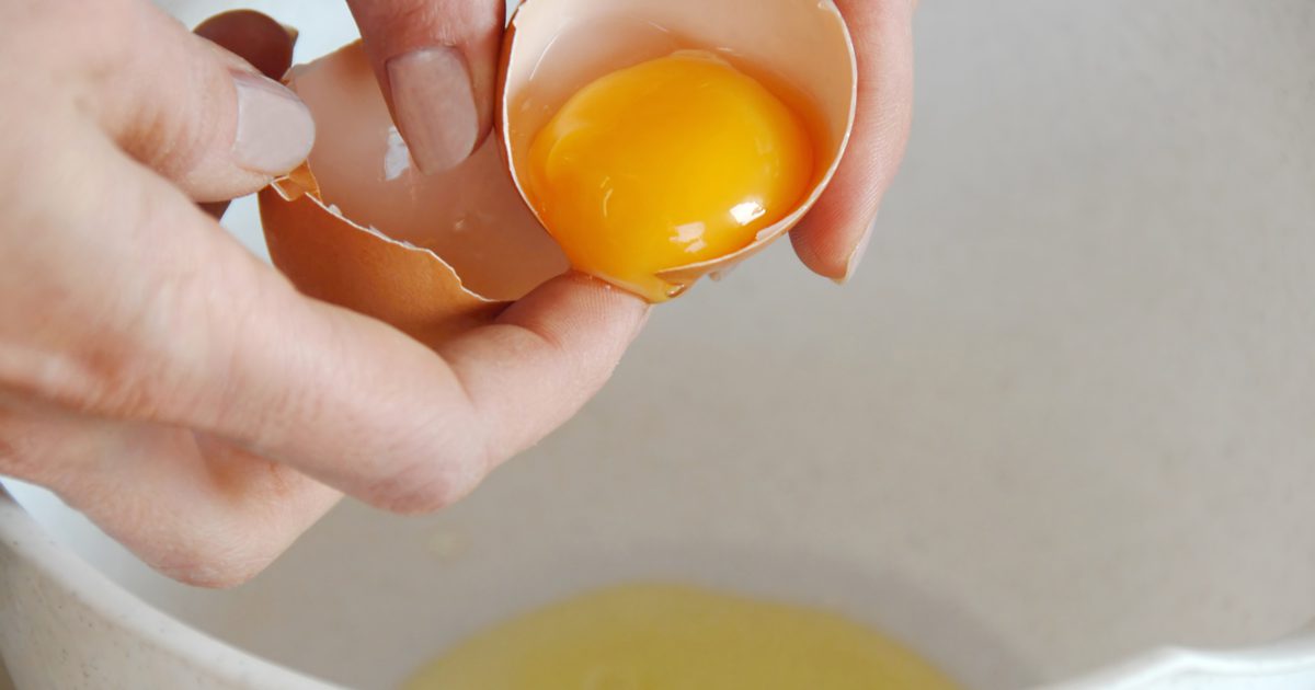 هل البيض المبستر آمن للأكل الخام؟