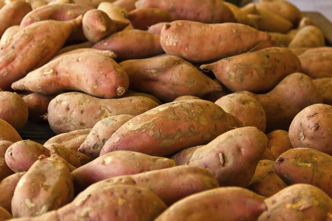 هل البطاطس الحلوة طعام مضاد للسرطان؟
