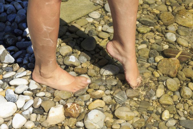 Er der sundhedsmæssige fordele ved at gå barfodet på sten?