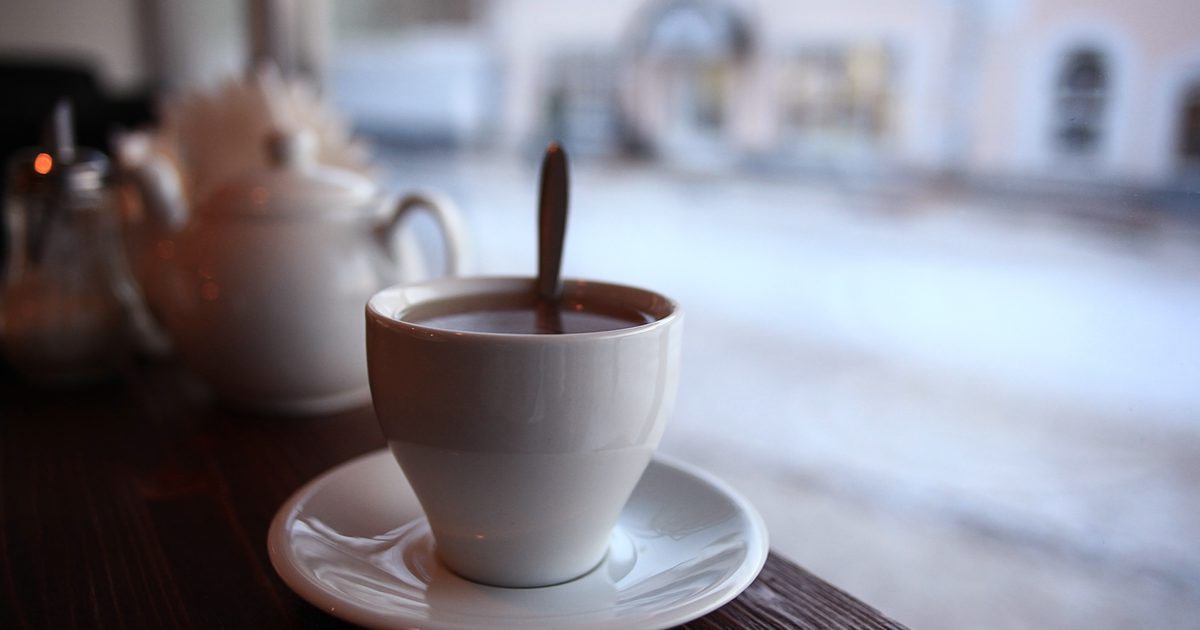 Cafeïnegehalte in Tea Vs. Koffie