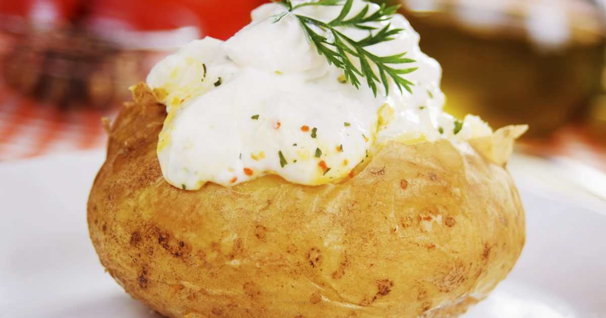 Kalorien in einer Ofenkartoffel mit Butter-saurer Sahne
