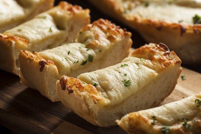 السعرات الحرارية في خبز الثوم مع الجبن