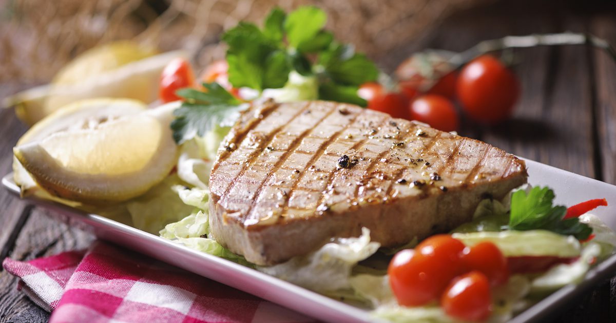 Kalórie v grilovaných steakoch z tuniaka