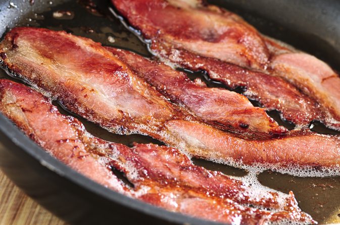 Kalorierna i mikrovågsugn vs Pan-Fried Bacon