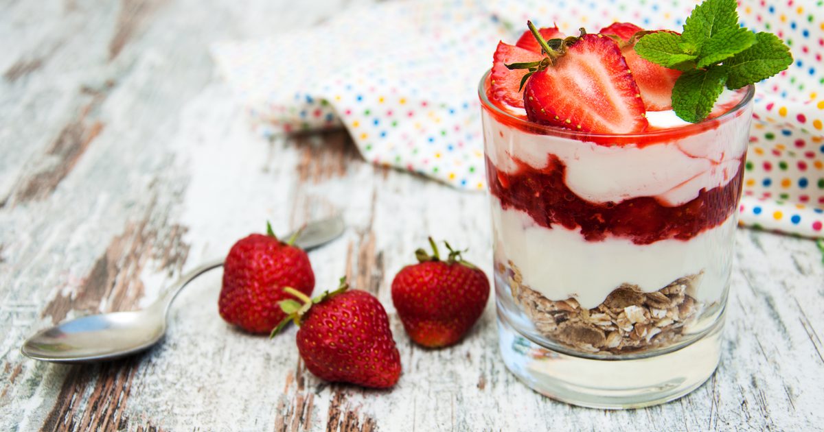 Die Kalorien in einem Erdbeerjoghurt-Parfait