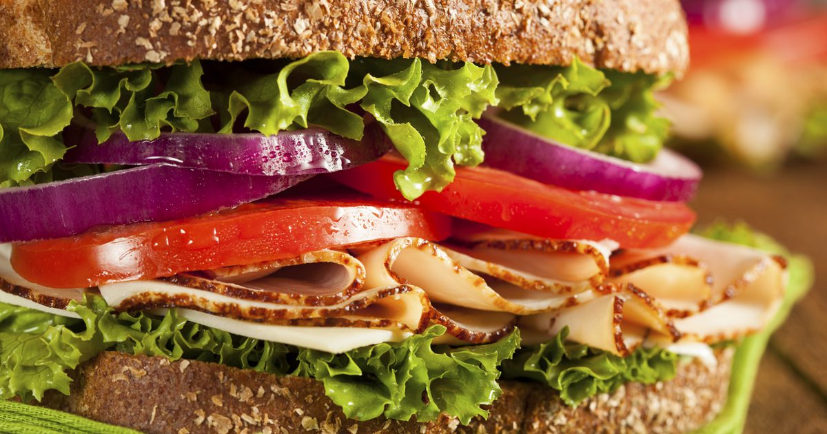 Kalorien in einem Truthahn-Sandwich auf Weizen-Brot