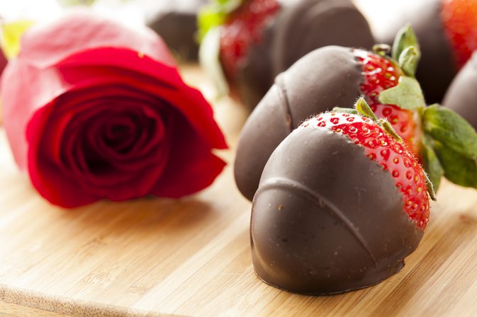 Kalorierna av chokladdipsade jordgubbar i ätbara arrangemang