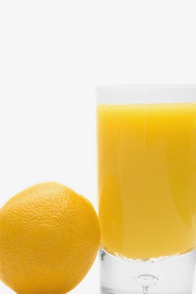 Kan drikker appelsinsaft blusse op i smerten i den nederste mave?