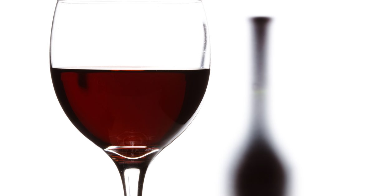 Kan dricka för mycket rött vin orsaka inre skador och rektal blödning?