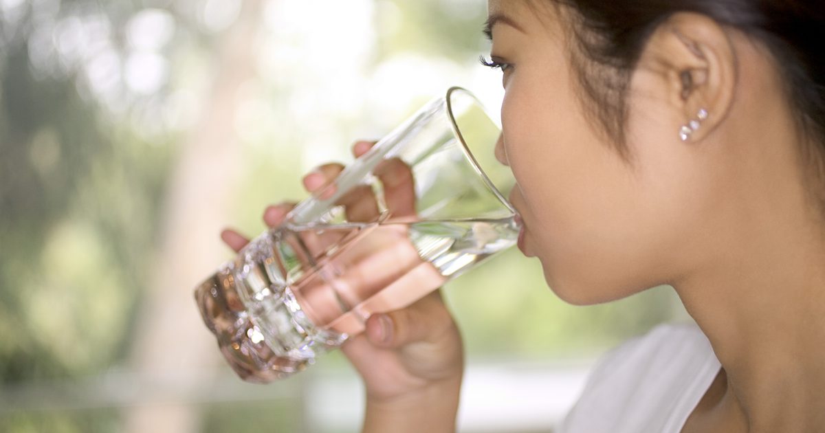 Може ли питейна вода за контрол на глада болки?