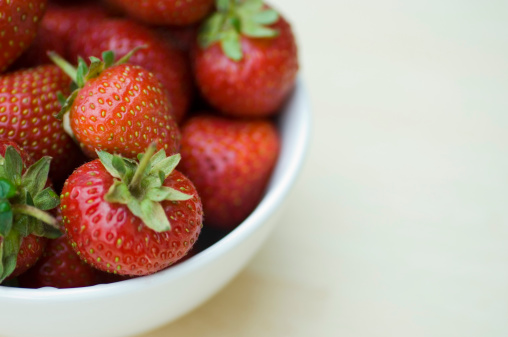 Kan spise for mange jordbær forårsager elveblest?