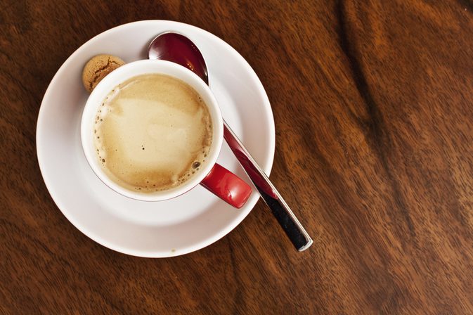Ali lahko preveč kofeina povzroči glavobol?