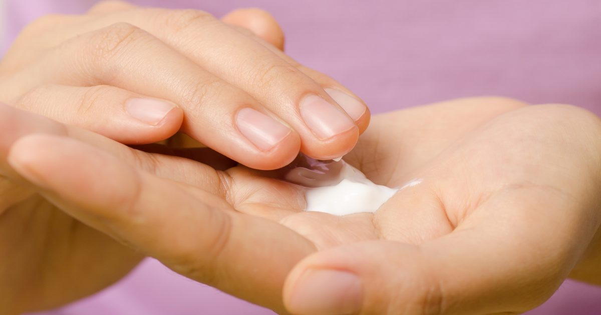 Kan et vitaminmangel forårsake knust hud på hendene?