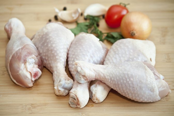 Kan du koge kylling, der blev optøet til rumtemp?