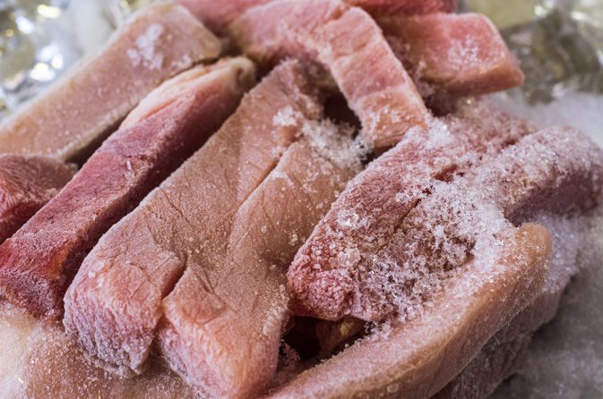 Czy możesz gotować mięso spalone w mrożonkach?