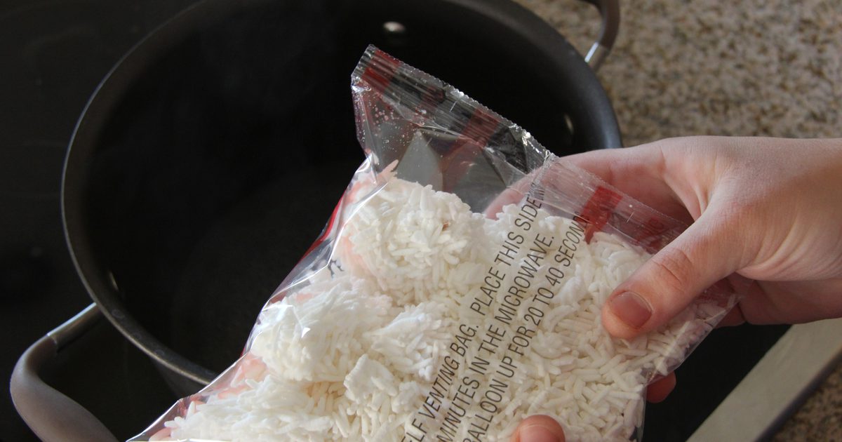 هل يمكنك طهي الأرز Microwavable دون الميكروويف؟