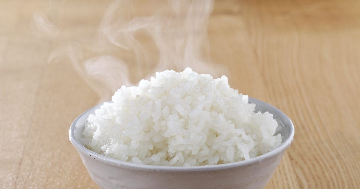 Czy możesz jeść biały ryż z uchyłkiem?