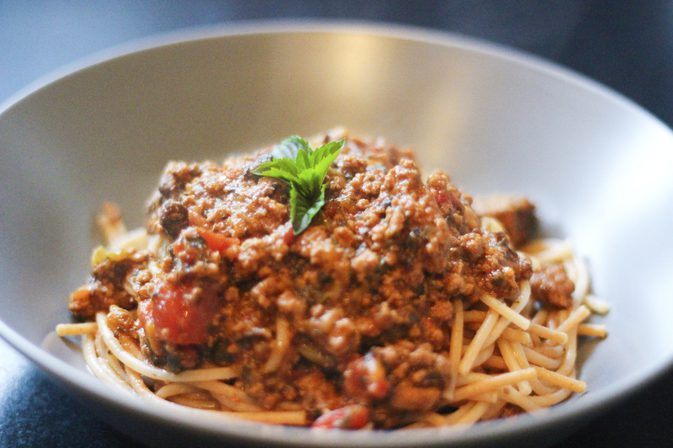 Kan du langsomt koge ukokt spaghetti med sauce?