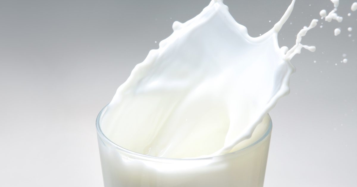Что такое молочный белок. Казеин белок молока. Протеин на молоке. Молоко лактоза. Молоко картинка.