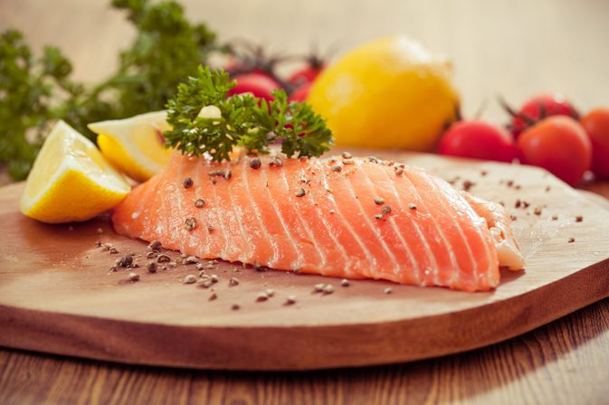 Разница между приготовлением лосося и форели