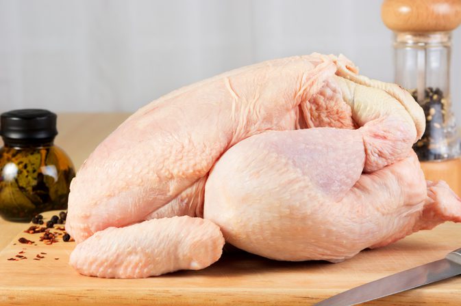 Aanwijzingen voor het koken van een hele versneden kip in de crock-pot