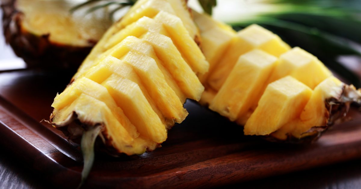 Czy ananasy pomagają z wzdęcia?