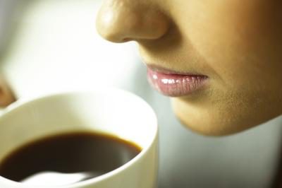 Obsahuje kofeín v káve alebo čaj kyselinu vo vašom žalúdku?