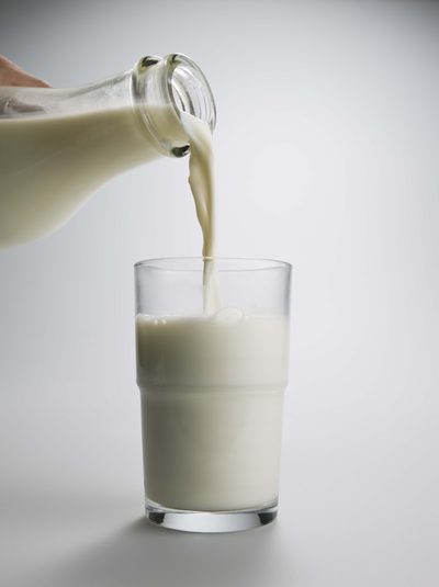 هل يزيد شرب الحليب من مستويات الاستروجين لدى الرجال؟