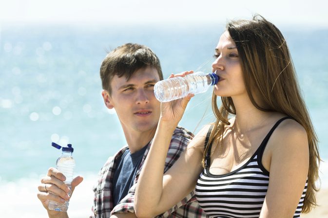 هل شرب الكثير من الماء يغسل الفيتامينات؟