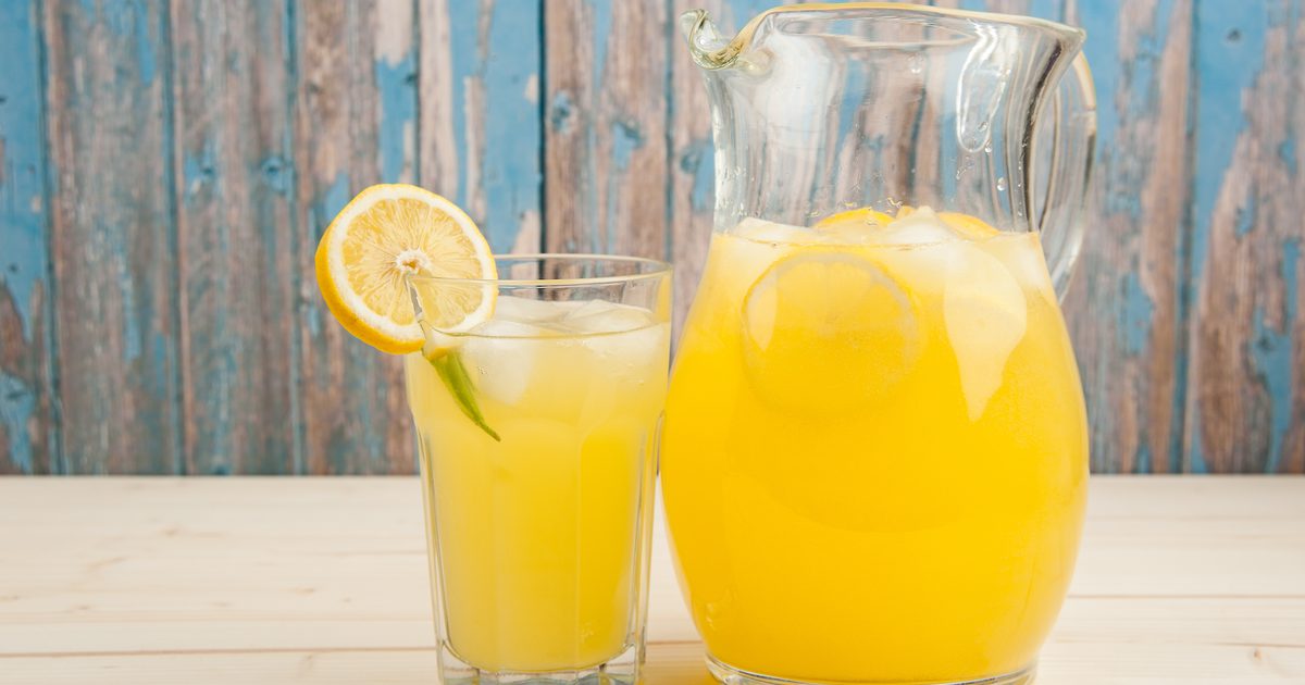 هل يساعد عصير الليمون في تمرير الحصيات؟