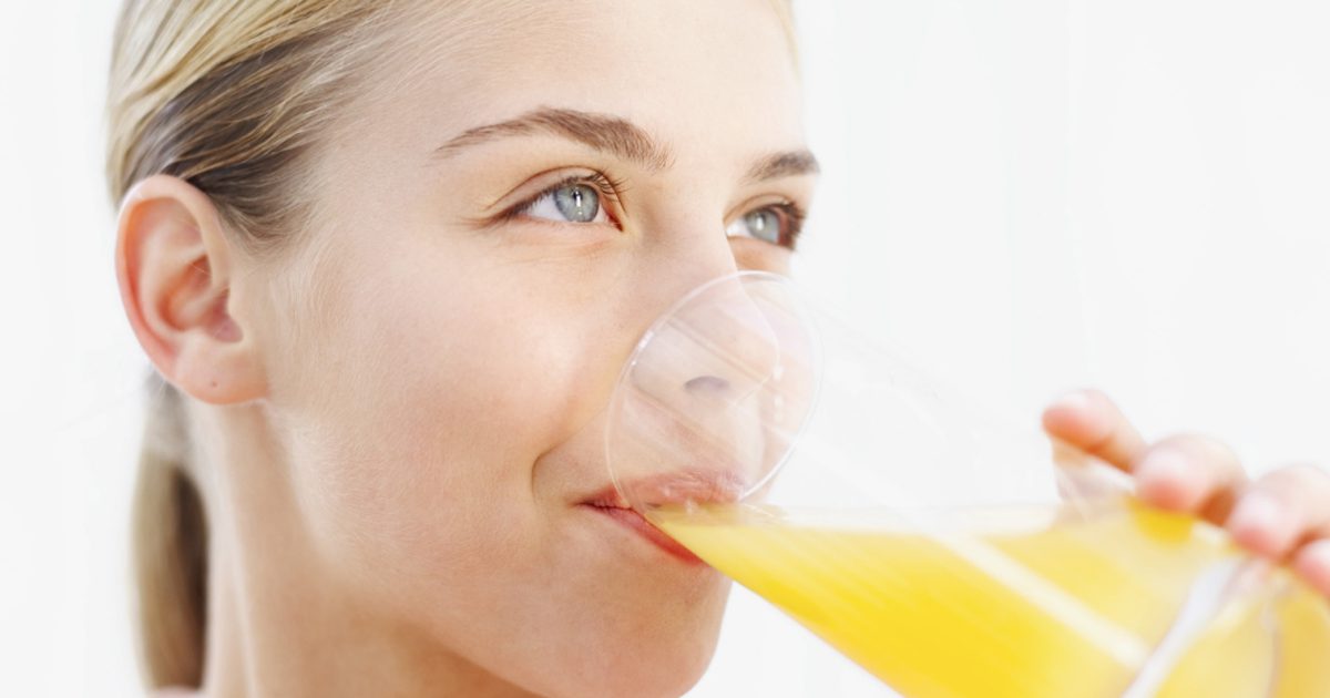 Pomáhá Orange Juice poškodit zuby?