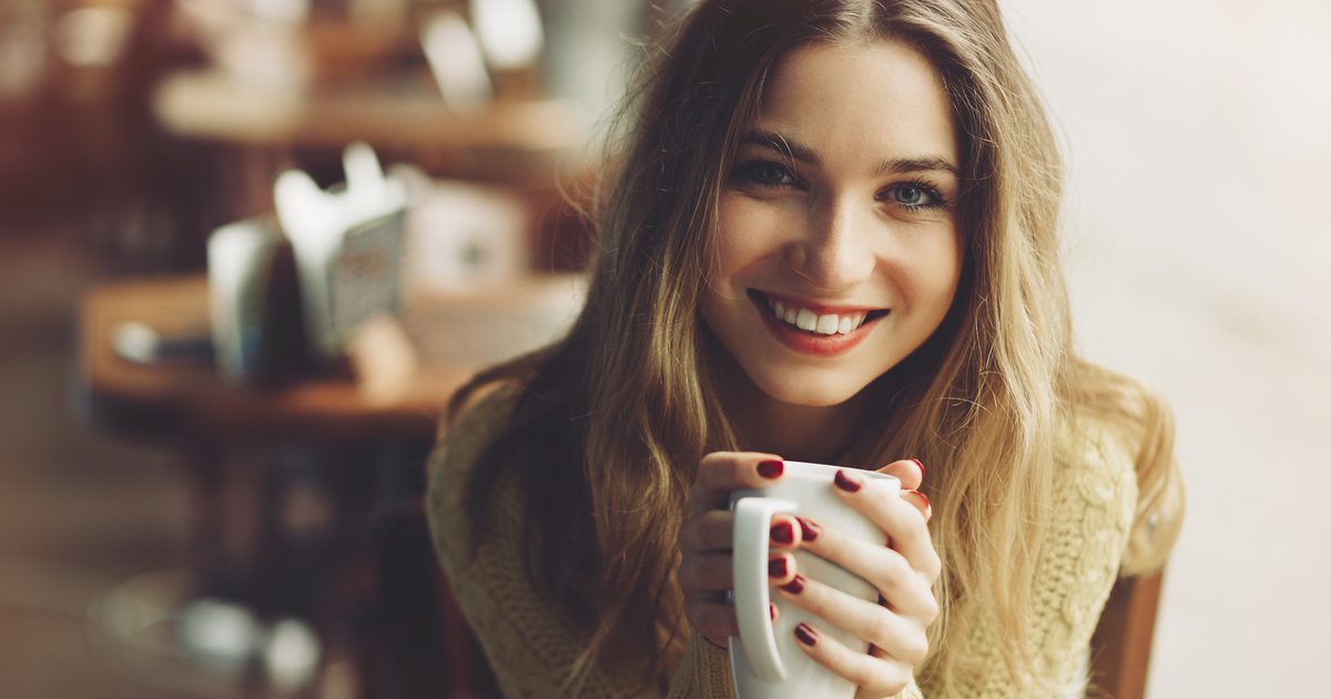 Drickande kaffe kan hjälpa dig att leva längre (Hooray!)