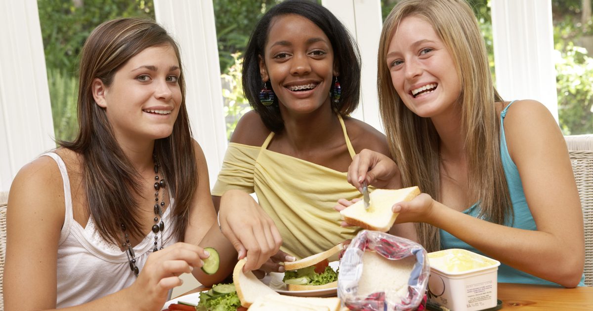 اتباع نظام غذائي صحي نصائح للبنات الذين تتراوح أعمارهم بين 11 إلى 16