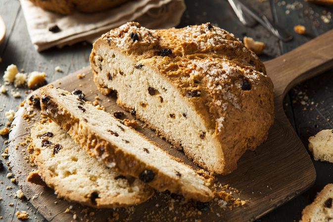 Jak mohu udělat snadný bílý chléb bez kvasnic?