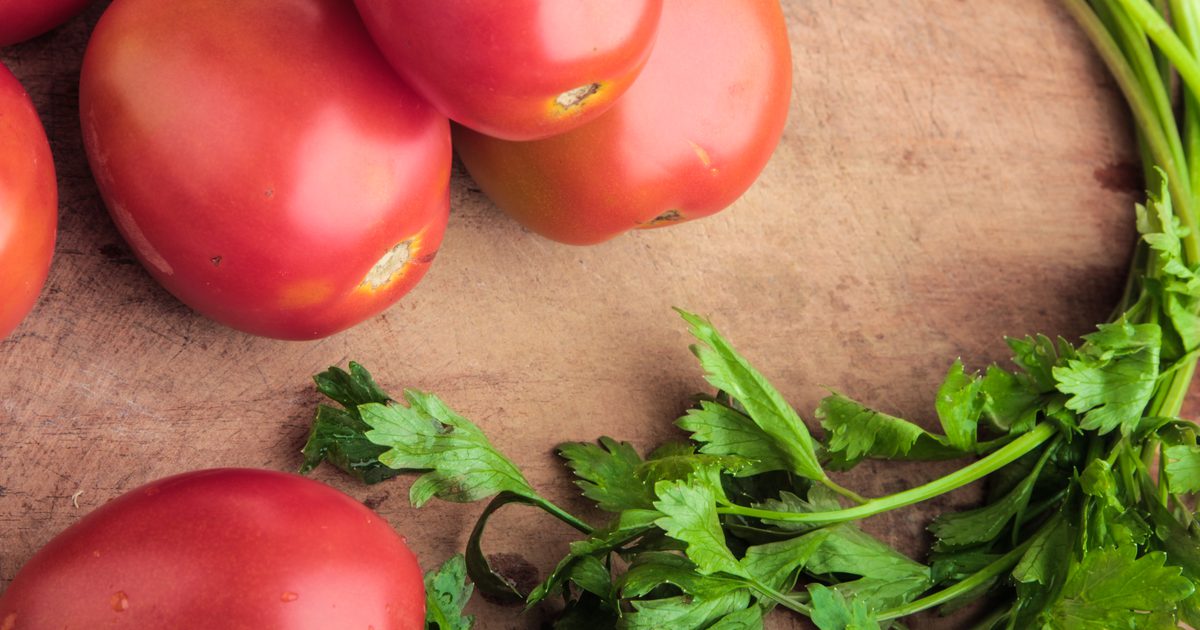Hoe maak ik zelfgemaakt tomatensap met een sapcentrifuge?