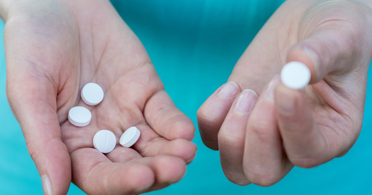 Hoe reageren vitamine K en aspirine op elkaar?