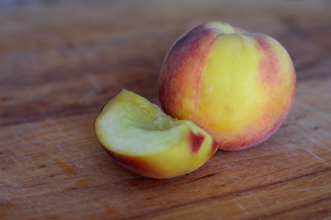 Hur håller du persikor från att dra bruna när du peeling och skivar dem?