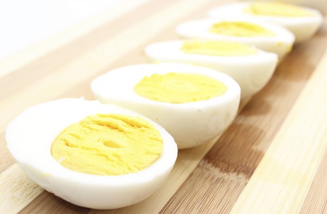 Hoe lang kunnen hardgekookte eieren niet gekoeld worden achtergelaten?