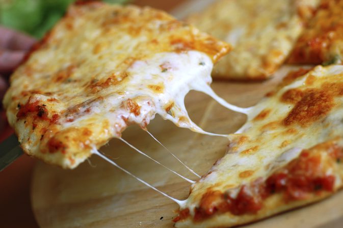 Hur många kalorier finns i 1 skiva ostpizza?