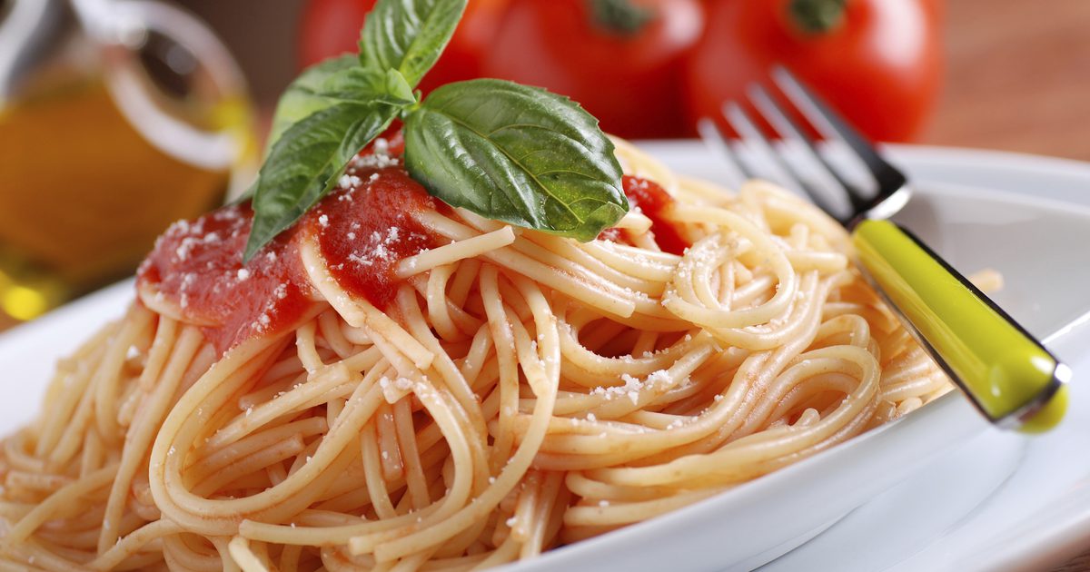 Hoeveel calorieën zitten er in een kom met spaghetti met rode saus?