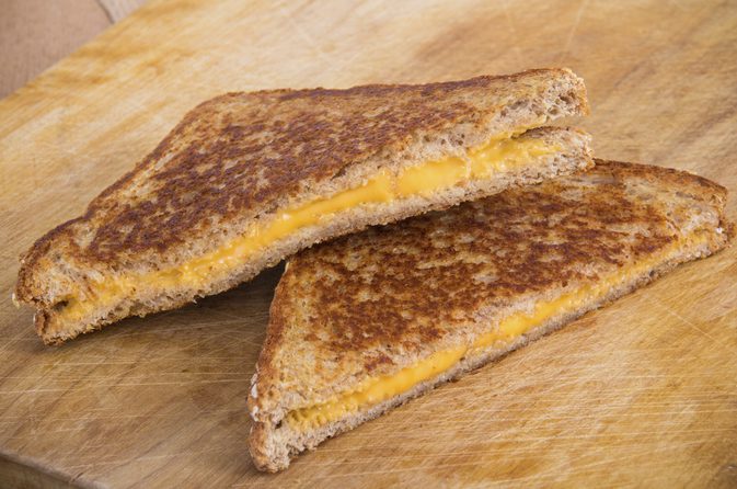 Hvor mange kalorier er i en grillet amerikansk ost sandwich?