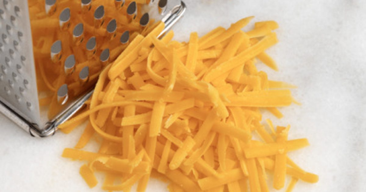 Hvor mange kalorier er i halve cup af shredded ost?
