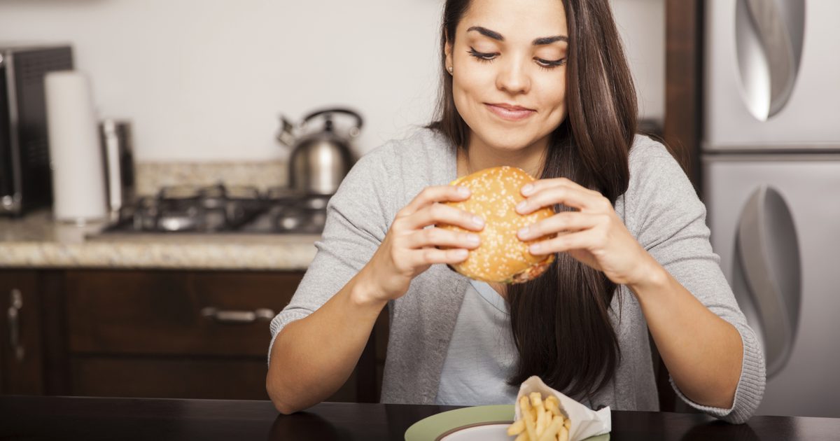 Hur många kalorier är i en hamburgare lycklig måltid?